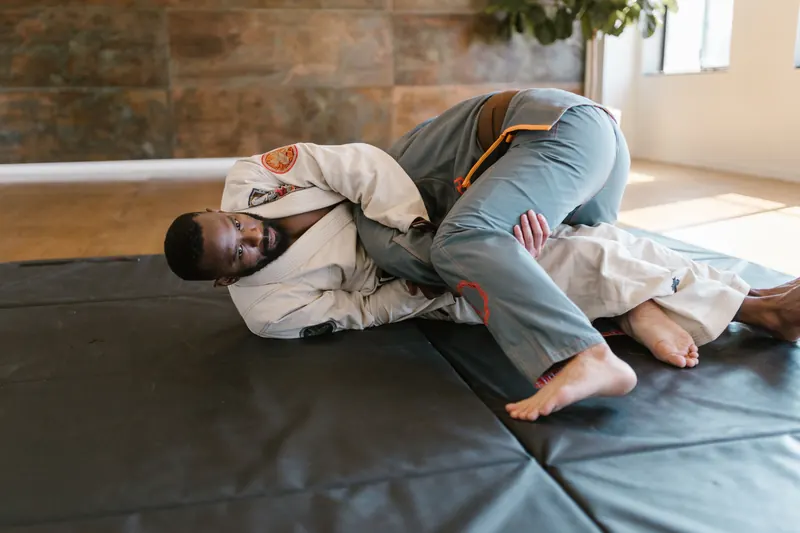 BJJ-utövare tränar kimura-grepp